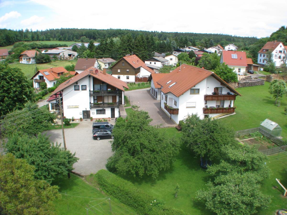 Gasthaus Und Ferienwohnungen Zum Engel Waldbrunn  Eksteriør billede